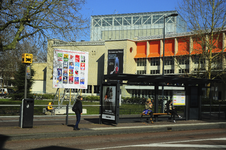 900820 Gezicht op de bushalte op de Lucasbrug te Utrecht, met links een verkiezingsbord met affiches van de politieke ...